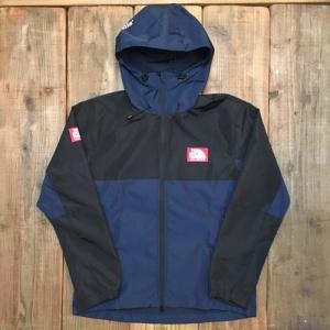 バスマニア　2トーンアーチロゴマウンテンパーカー　ネイビー×ブラック