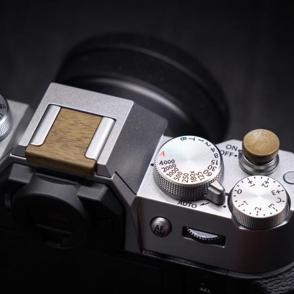 Iborrys 富士 FUJIFILM カメラ向け 高級実木製 ホットシューカバー + シャッターボ...