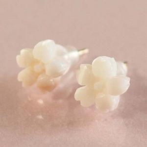 ミッド珊瑚 ピアス 桜 （のし等ギフト対応無料) 8.5ミリのサンゴにサクラをハンドメイド 18金 スタッド ピアス(シリコン付きキャッチ) 無染色さんご 18K｜takumikougei