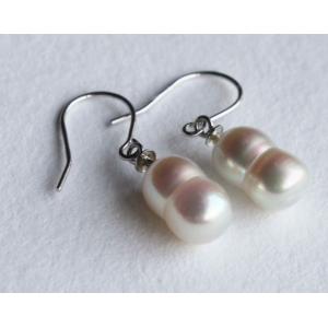 珍しい双子ベビーパール フックピアス 4-4.5mm ホワイトゴールド製