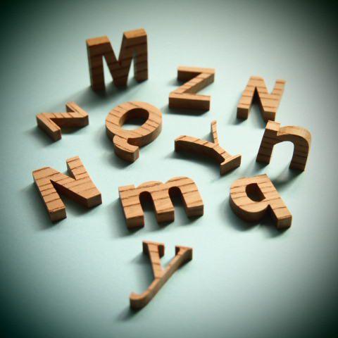 木製切文字アルファベット(英字)　欅2cmの木の文字