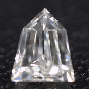 尖った将棋の駒のようです 天然ダイヤモンド ル...の詳細画像1