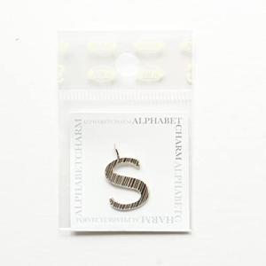 日本紐釦 アルファベットチャーム  シルバー 1個入 約φ18mm KK10-19S