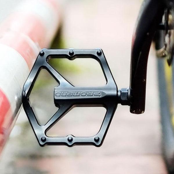 自転車 ペダル 軽量 クロスバイク ロードバイク フラットペダル アルミ 滑り止め 左右セット マウ...