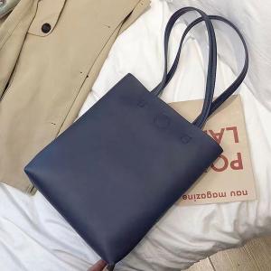 ほぼ新品 レザー調ショルダーバッグ ブラック シンプル A4収納 ショルダーバッグ バッグ A4収納可 PUショルダーバッグ ユニ