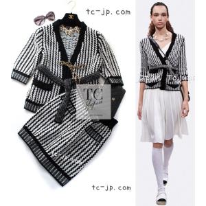 極美品◎CHANEL シャネル P78132 ココ総柄 ビジュココマーク付き ベロア 半袖 カットソー ブラック グレー 34 ハンガー付き イタリア製 正規品 レディース CHANEL（シャネル） 極美品◎CHANEL P78132 ココ総柄 ビジュココマーク