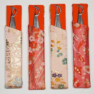 （茶道具/菓子切り） 柄おまかせ 笹形ステンレス楊枝　金蘭手サヤ付　ピンク色系