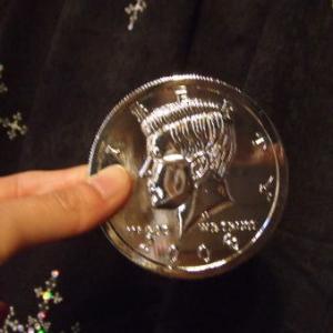 手品屋　ジャンボハーフダラー（直径約7.5cm）マジック用の大きなコイン｜tejinaya