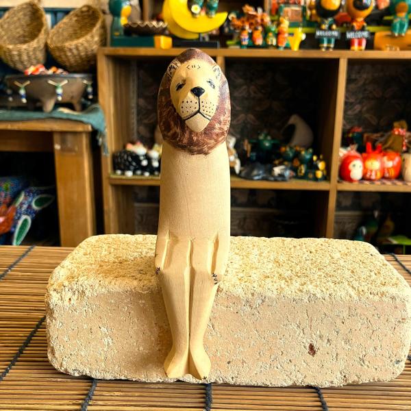 ライオン オブジェ 腰掛 オブジェ 木彫り ケニア製 アニマル 置物 インテリア アフリカ 座りオブ...