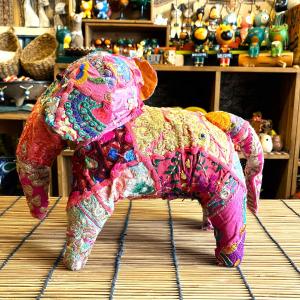 幸せを運ぶピンクのゾウさん 二重彫り 透かし彫り お腹の中にもピンク