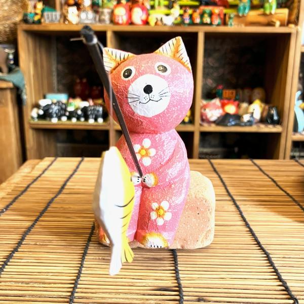 ネコ 置物 釣りネコ オブジェ ピンク 木彫り アジアン雑貨 インテリア 木製 インドネシア