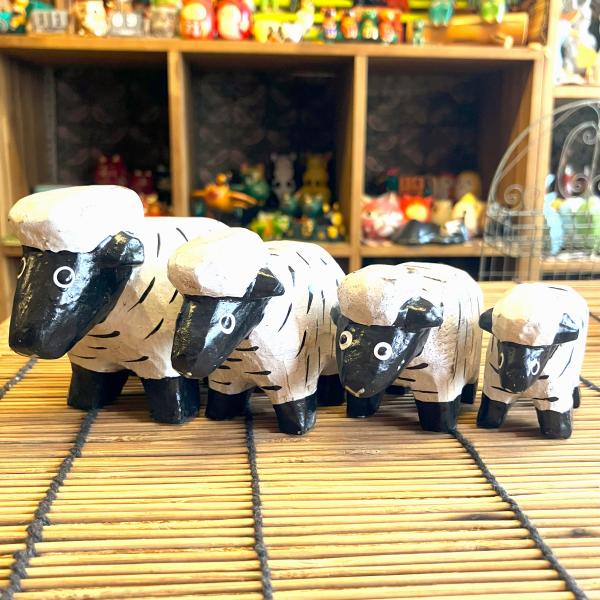 ヒツジ 置物 ４匹セット ファミリー 木彫り 木製 可愛いオブジェ 羊ファミリー ひつじ4匹セット