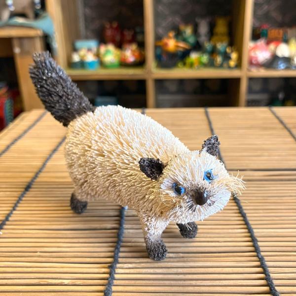 ネコ 置物 猫 オブジェ ヤシ繊維 手作り お洒落 可愛い たわし アニマル のぞき見ネコ 動物 フ...