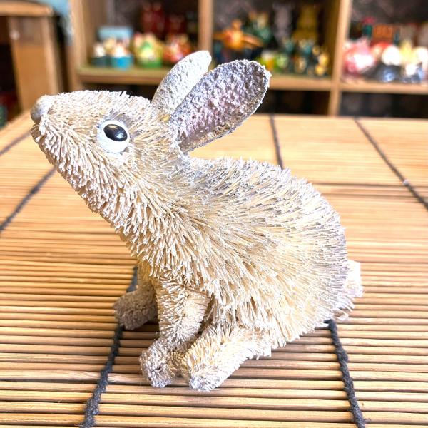 ウサギ 置物 うさぎ オブジェ ヤシ繊維 手作り お洒落 可愛い たわしアニマル グレー 動物 フィ...