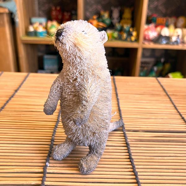 コツメカワウソ 置物 立ち姿 グレー ヤシ繊維 手作り お洒落 可愛い たわしアニマル 動物 オブジ...