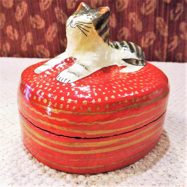ネコ 小物入れ 可愛い BOX エスニック 置物 ペーパーマッシュ 飛び出しネコ Lサイズ レッド ...