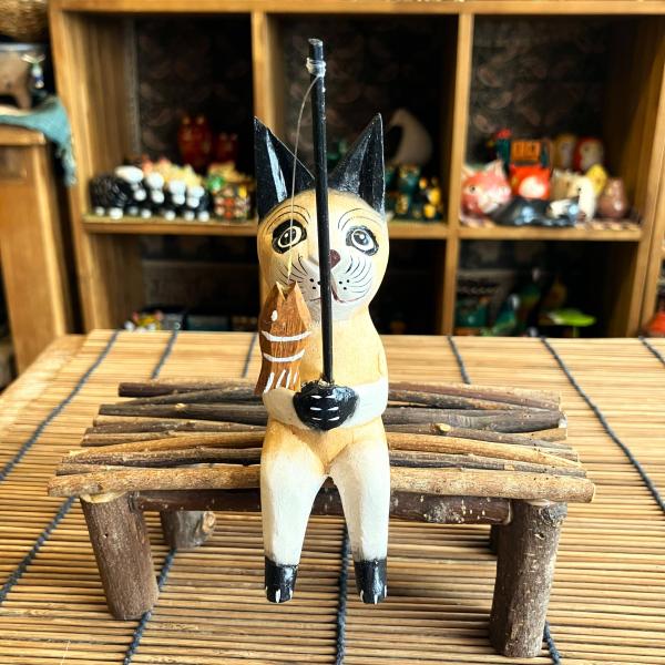 ネコ 置物 猫 オブジェ 木彫り 木製 釣りネコ ベージュ Sサイズ アジアン雑貨 インドネシア エ...