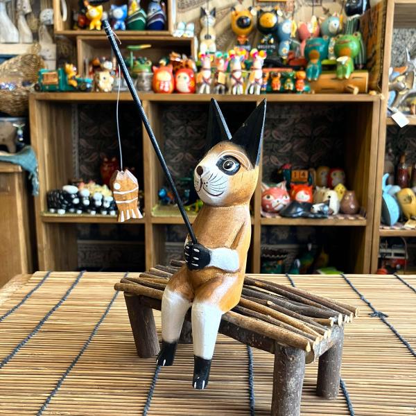 ネコ 置物 猫 オブジェ 木彫り 木製 釣りネコ ブラウン Lサイズ アジアン雑貨 インドネシア エ...