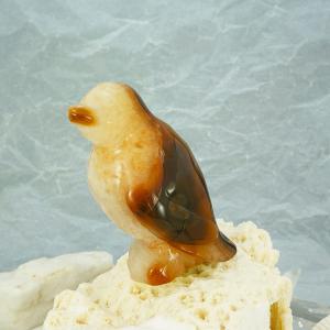 かわいい手彫り彫刻 ペンギンの置物 【重量約432g、サイズ約W55×D64×H95(mm)】 メノウ(瑪瑙) 水晶 パワーストーン インテリア オブジェ 天然石｜tenka-shop