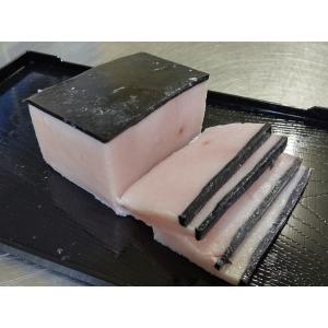 鯨 本皮 生 やわらか ブロック 900ｇ（300ｇx3p） 国産 調査捕鯨 ミンク クジラ本皮 送料無料