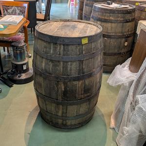 ウイスキー樽キャビネット両開き 壁付け（背面1/3カット）（代引きはご