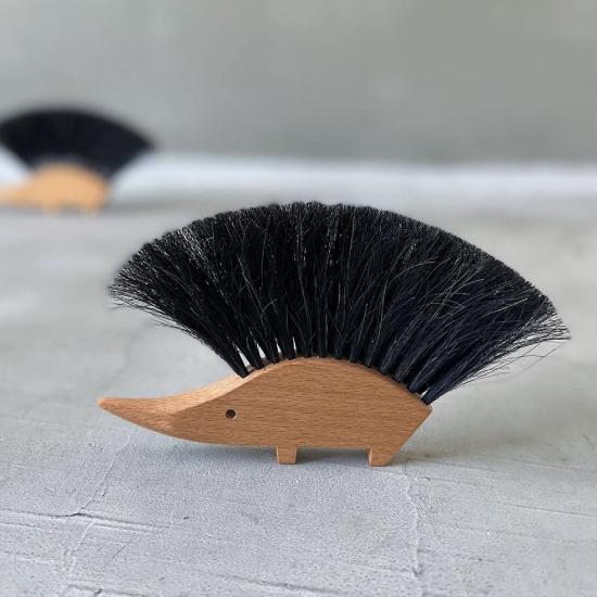 ハリネズミのテーブルブラシ