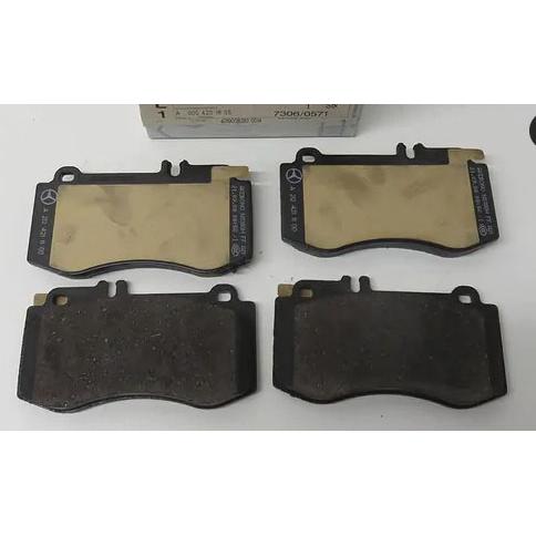 メルセデス ベンツ純正 フロント ブレーキパッド　CLSクラス W218クーペ/シューティングブレー...