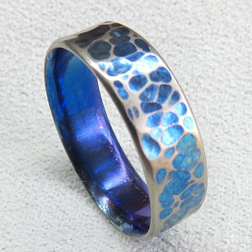 純チタンの指輪（1本：受注生産）金槌槌目 艶消＆Blue