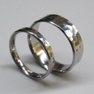 純チタンの結婚指輪（2本：受注生産）金槌槌目 : 手作り指輪工房ちタン