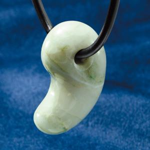 日本の天然記念物に指定された 糸魚川翡翠 勾玉 12mm 産地証明書 翡翠