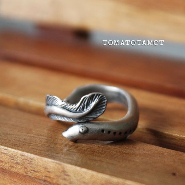 シュール系 それ、ウナギですか？ ヤツメウナギのリング 面白 おもしろアクセサリー 深海魚 八目鰻 ...