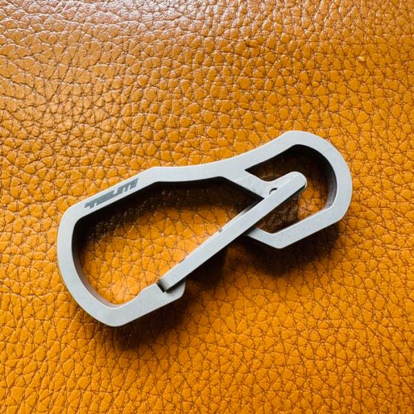 TOOLATE SPORTS オリジナル EDCチタンカラビナ