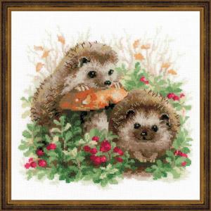 RIOLISクロスステッチ刺繍キット No.1469 Hedgehogs in Lingonberries (コケモモとハリネズミ)の商品画像