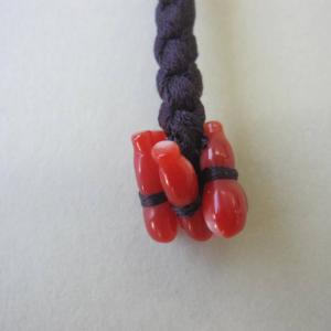 日本・高知産赤珊瑚の 美しい牡丹の花の彫り帯留 /SILVER/「あか