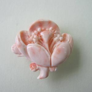 日本・高知産赤珊瑚の 美しい牡丹の花の彫り帯留 /SILVER/「あか