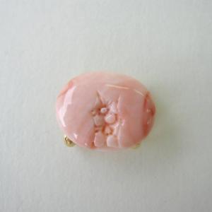 ピンク珊瑚 桜の彫り帯留め 真鍮 帯留 着物 和装小物 『宝石サンゴ 