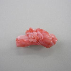 日本・高知産赤珊瑚の 美しい牡丹の花の彫り帯留 /SILVER/「あか