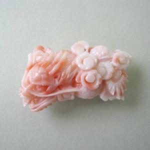b76 超美品　本珊瑚　ピンクサンゴ　赤サンゴ　帯留　アンティーク 日本・高知産赤珊瑚の 美しい牡丹の花の彫り帯留 /SILVER/「あか