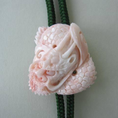 ピンク珊瑚昇り龍の彫りのループタイ /正絹/メンズアイテム/『宝石サンゴ』