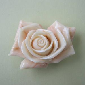 ミッド珊瑚 美しい バラの花 彫り ブローチ 帯留め 兼用 SPM 和装小物