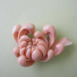 桃珊瑚 薔薇と向日葵の花の彫り 帯留め 真鍮裏張り 着物 浴衣 和装小物