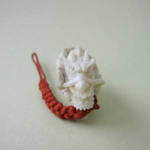 桃珊瑚 薔薇と向日葵の花の彫り 帯留め 真鍮裏張り 着物 浴衣 和装小物