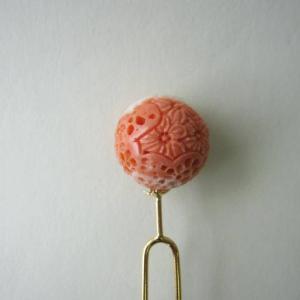 日本・高知産赤珊瑚の 美しい牡丹の花の彫り帯留 /SILVER/「あか