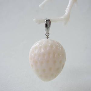 全面彫り白珊瑚桜の彫りペンダントトップ(15.7ミリ)/K18WG/ダイヤ0.01