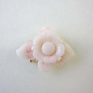 ミッド珊瑚 美しい バラの花 彫り ブローチ 帯留め 兼用 SPM 和装小物