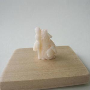 白珊瑚ねずみと桃珊瑚の置物/御守/干支/子/『宝石サンゴ』 : 珊瑚職人