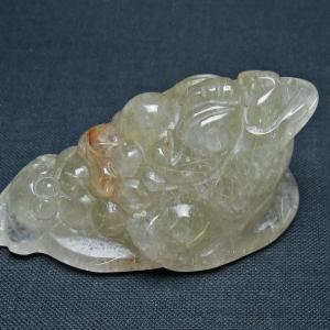 タイチンルチルクォーツ 手彫り 置物 キンセン 金蟾 一点物145-1635｜tosho-stones