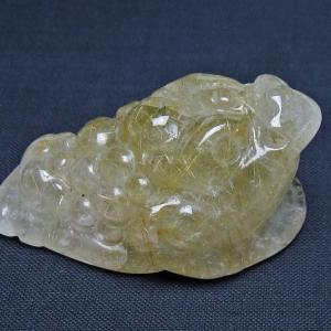 タイチンルチルクォーツ 手彫り 置物 キンセン 金蟾 一点物145-1644｜tosho-stones