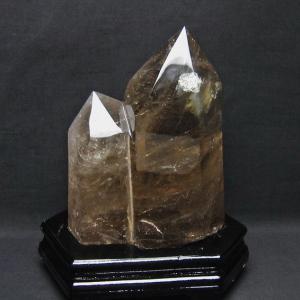 スモーキークォーツ 六角柱 煙水晶 虹入り 3.7Kg 台座付属 送料無料 一点物 162-64｜tosho-stones