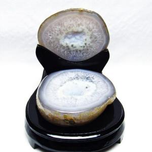 トレジャーメノウ アゲート 台座付属 原石 置物 一点物 送料無料 175